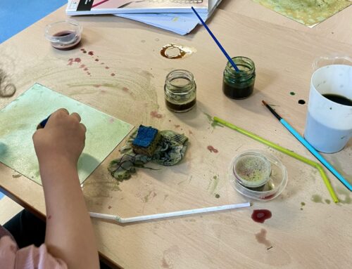 Workshops an Grundschulen: Malen mit Naturfarben